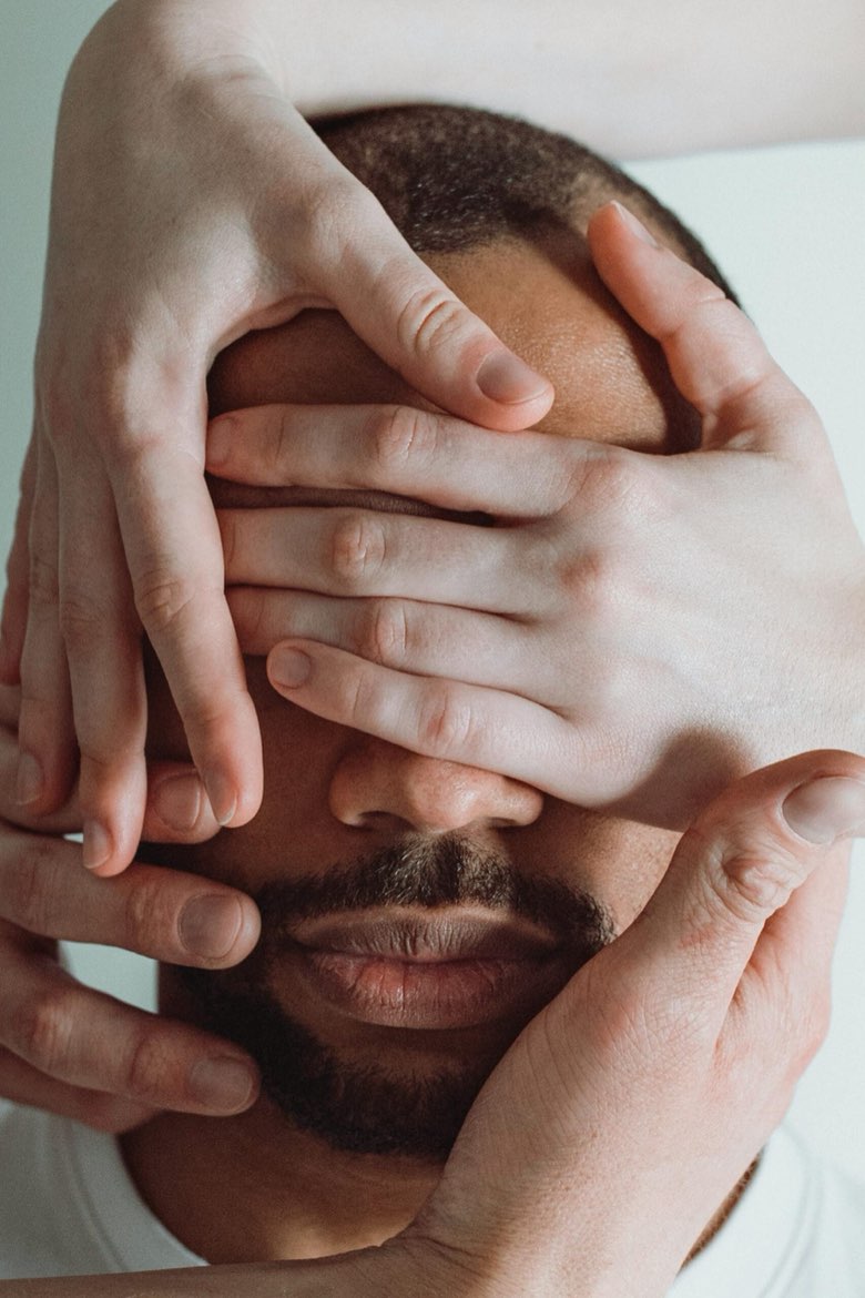 Unas manos ajenas cubren los ojos y la frente de una persona